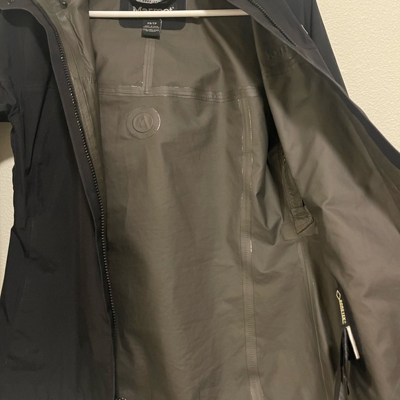 Women’s Marmot rain jacket - Picture 3 of 4